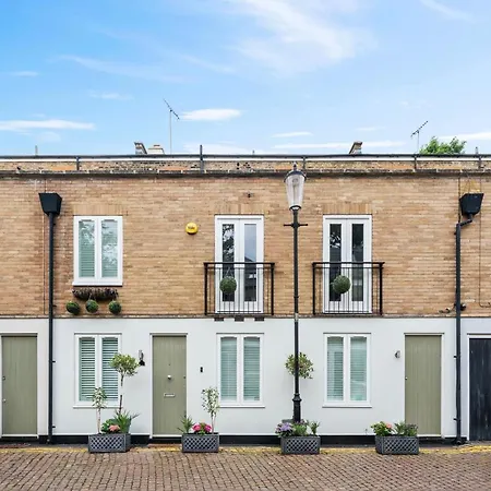 Captivating 3-Bed House In London Holland Park